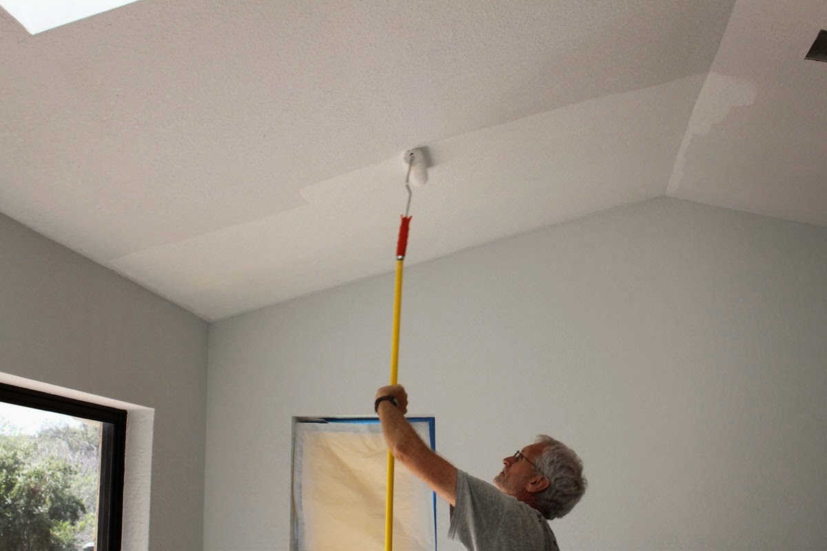 как правильно красить потолок